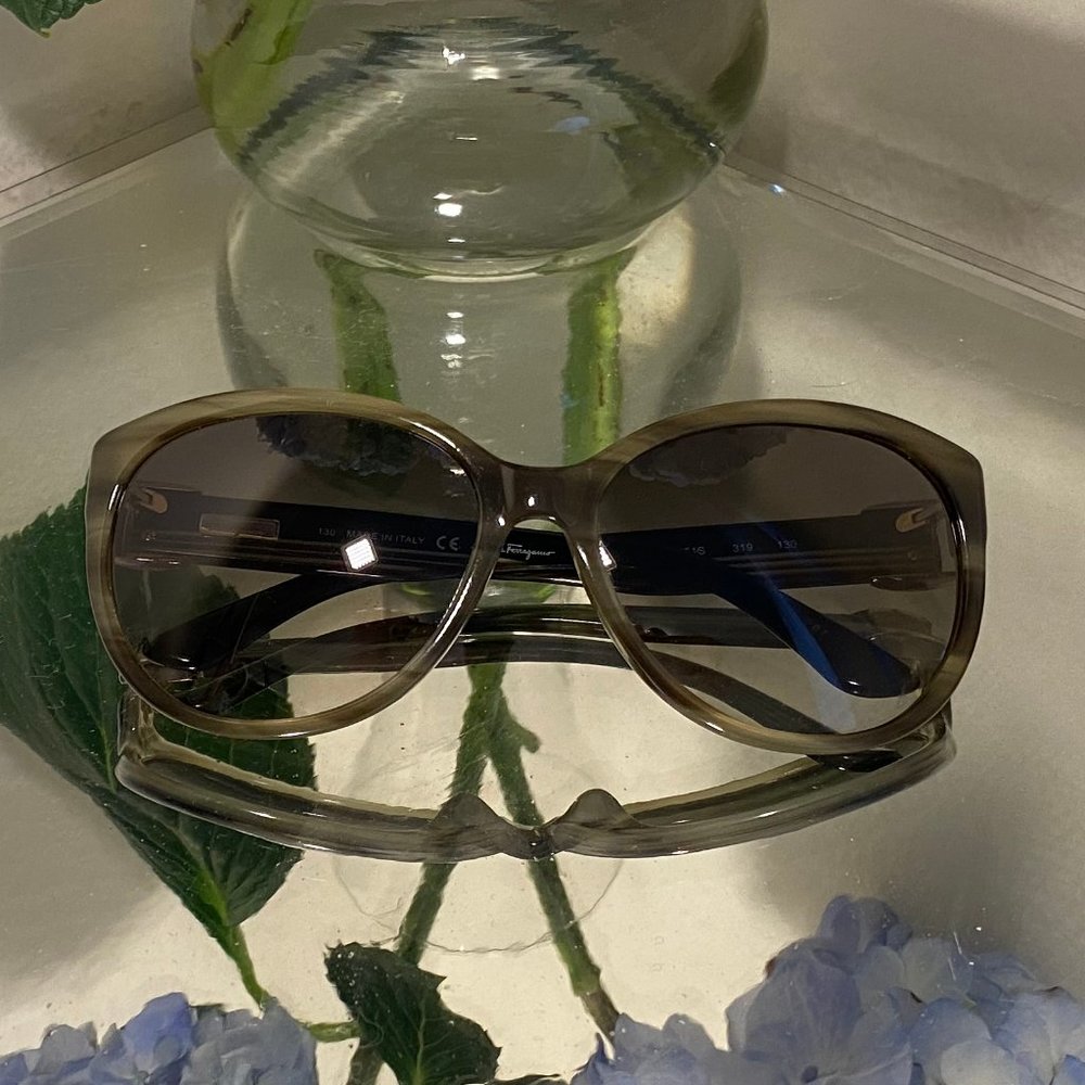 Ferragamo oversized sunglasses - green and black